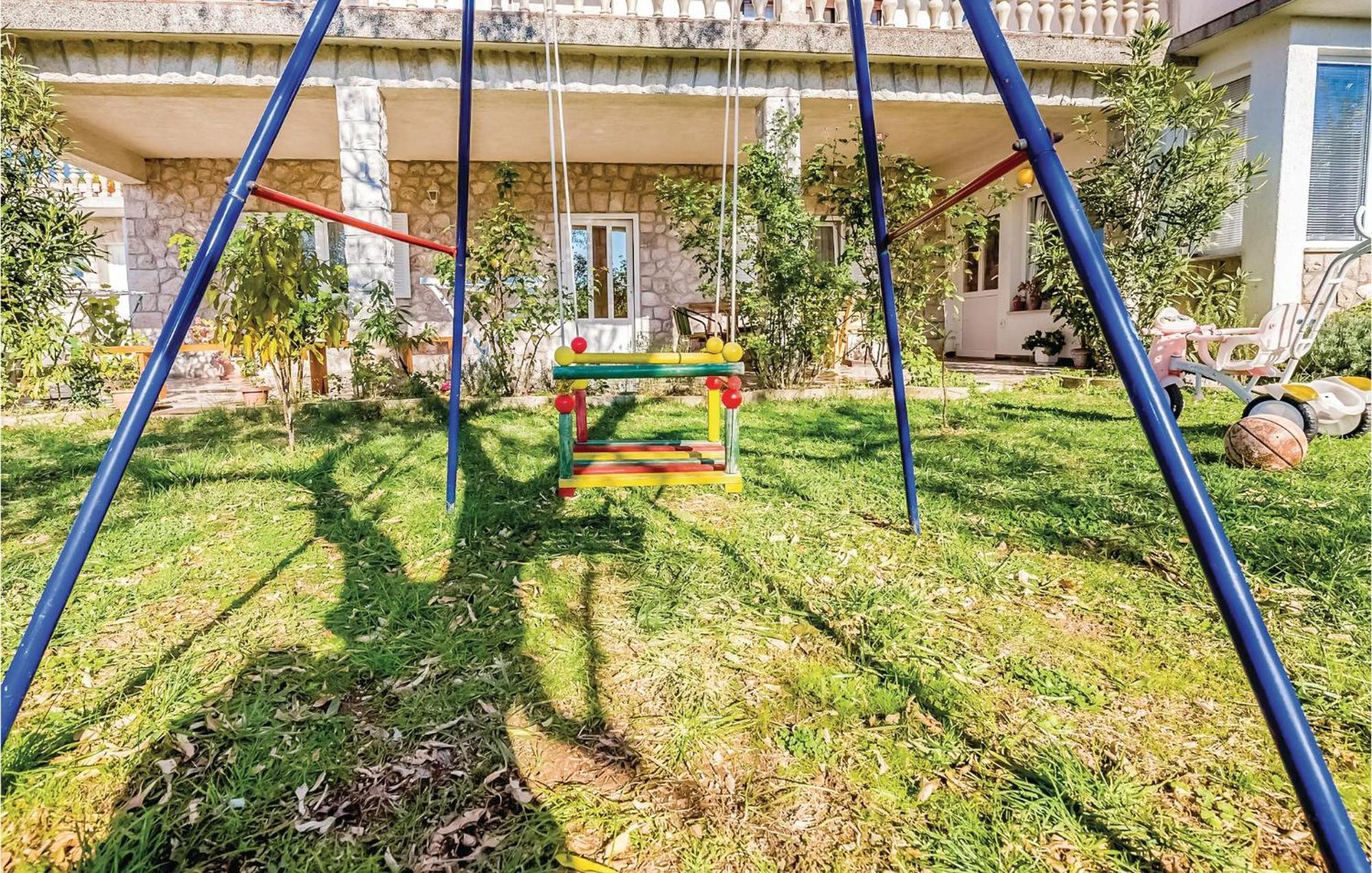 Beautiful Apartment In ノヴィ・ヴィノドロスキー エクステリア 写真